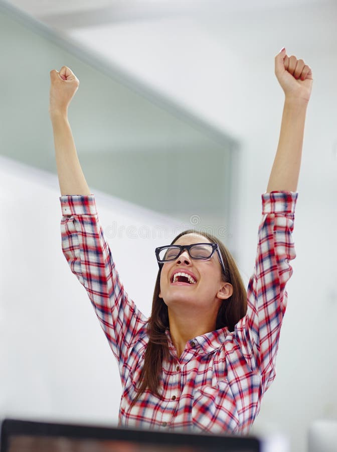 Computadora de mujer de negocios y éxito en la oficina para celebrar buenas noticias e inversión con gafas. técnico de empleado fotos de archivo libres de regalías