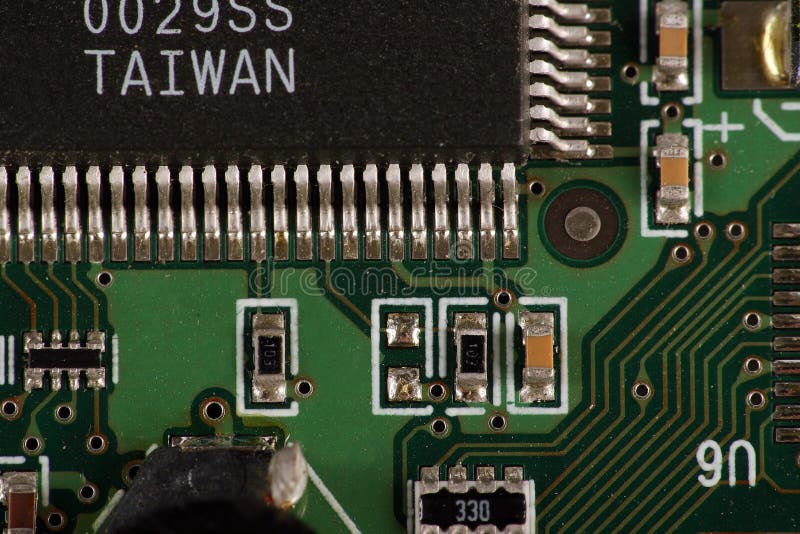 Computer-Chip auf Stromkreis