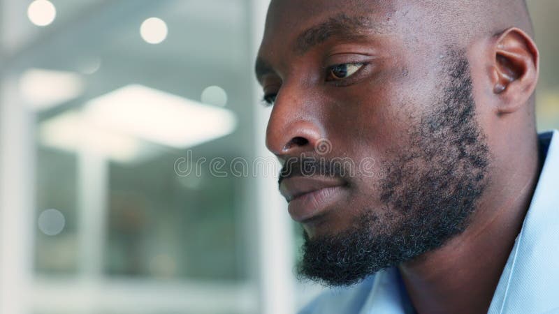 Computer-Designer für Big Data, oder es Forscher beschäftigen sich mit dem Online-Tippen in seinem Technikbüro bei der Arbeit in d stock video footage