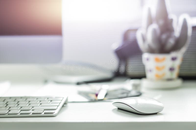 Computer desktop cu tastatură albă și mouse pe birou de lucru royalty free stock image