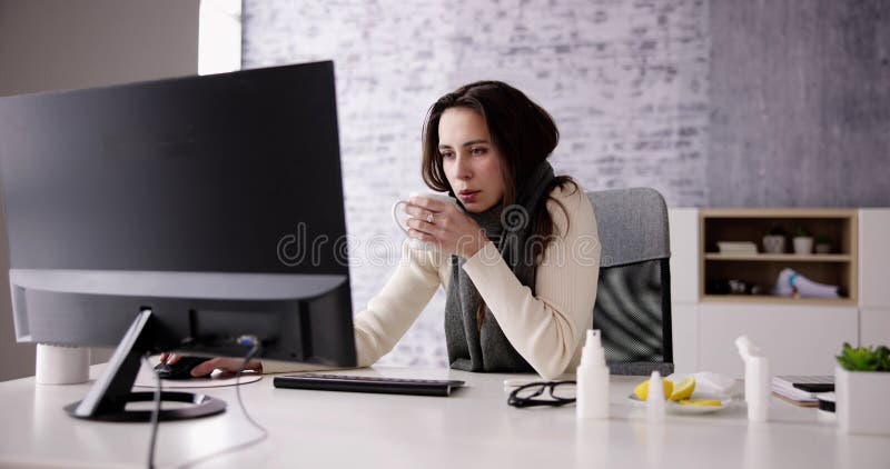 Computer di ufficio con influenza immagini stock