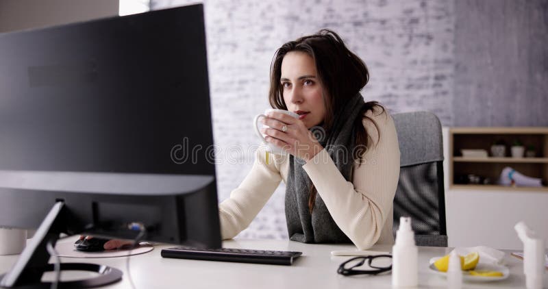 Computer di ufficio con influenza fotografia stock