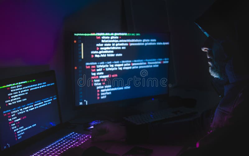 Computer-Hacker Silhouette von Kapuze Mann mit Laptop und Monitor für Datendiebstahl. Cyberkriminalitätskonzept. lizenzfreies stockbild