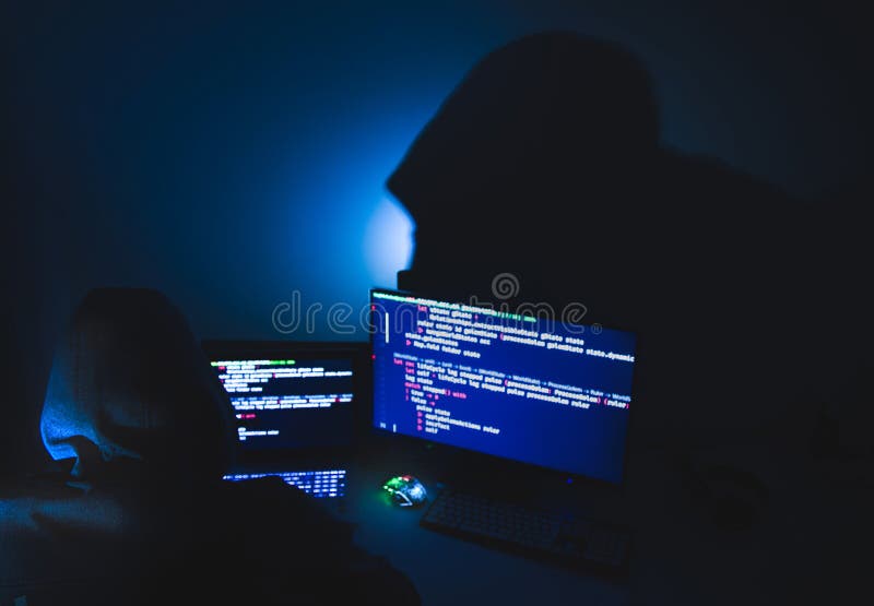 Computer-Hacker Silhouette von Kapuze Mann mit Laptop und Monitor für Datendiebstahl. Cyberkriminalitätskonzept. stockfotos