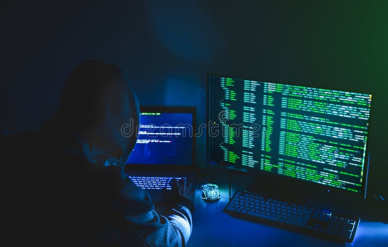 Computer-Hacker Silhouette von Kapuze Mann mit Laptop und Monitor für Datendiebstahl. Cyberkriminalitätskonzept. stockfoto