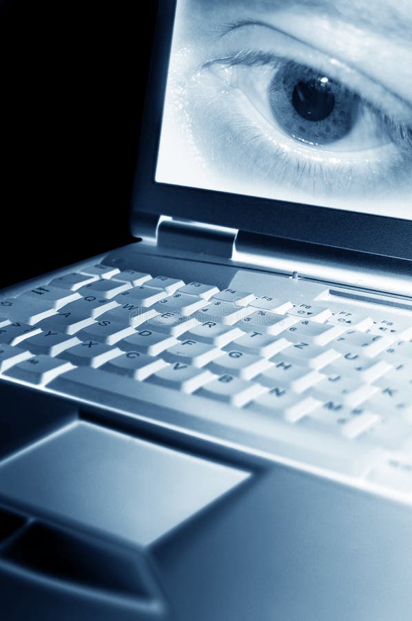 Oční sledování prostřednictvím laptop obrazovky počítače hacking pojem.