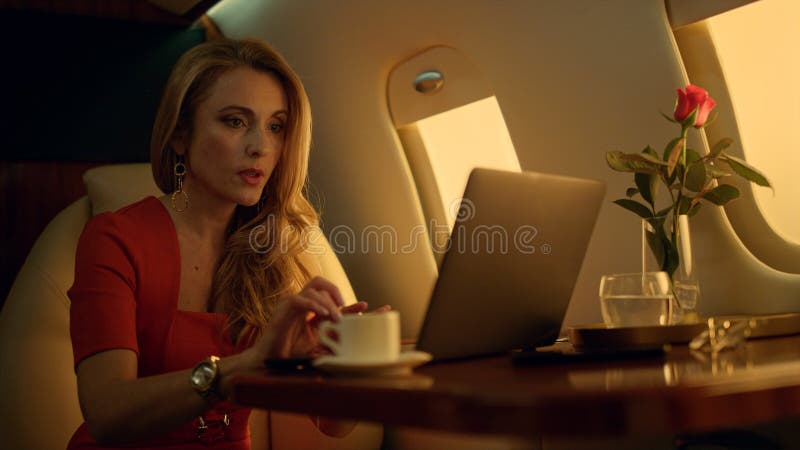 Computer laptop profesional axat. adresă de e-mail blondă surprinsă royalty free stock photo