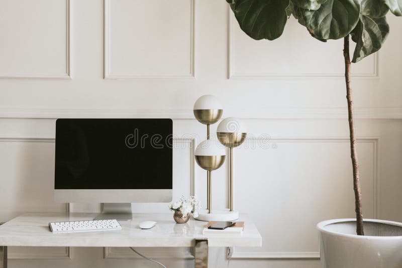 Computer met een gouden lamp stock foto