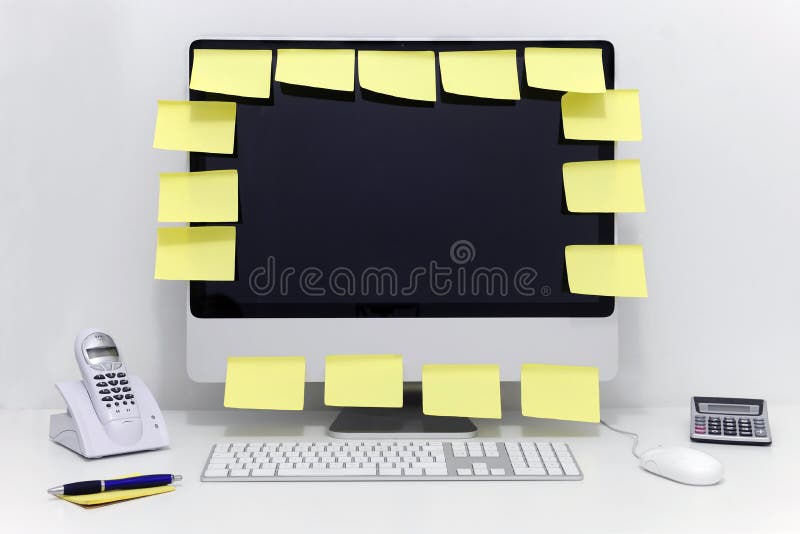 Computer mit vielen leeren anhaftenden Anmerkungen stockfoto
