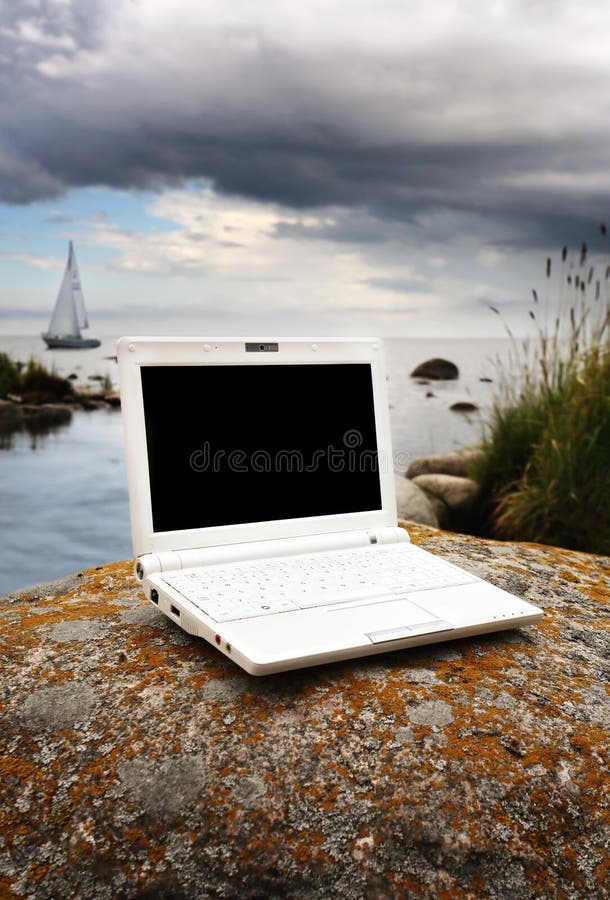 Computer portatile bianco nel natur fotografie stock Computer portatile bianco nel natur fotografie stock
