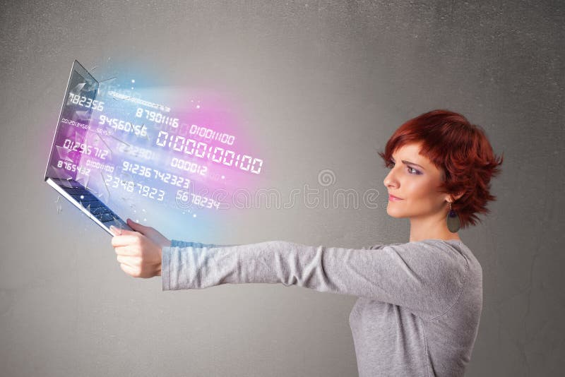 Computer portatile casuale della tenuta della donna con i dati e i numers d'esplosione immagini stock Computer portatile casuale della tenuta della donna con i dati e i numers d'esplosione immagini stock