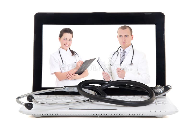 Computer portatile con due medici sullo schermo isolato su bianco