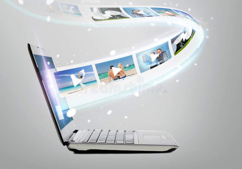 Computer portatile con il video sullo schermo fotografia stock Computer portatile con il video sullo schermo fotografia stock