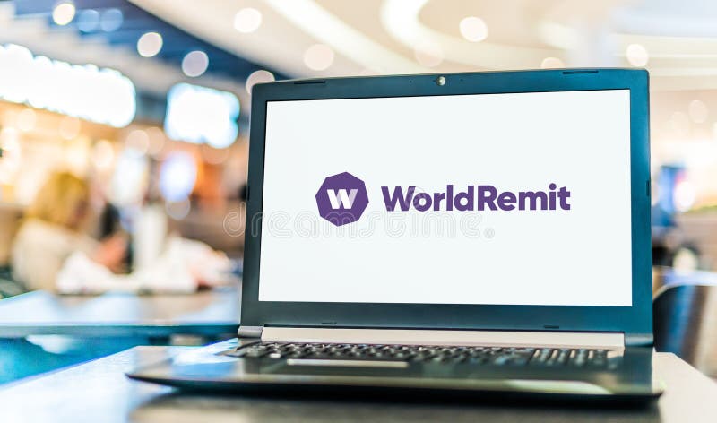 Poznan pol gen 6 2021 : computer portatile con logo di worldremit un'attività online di trasferimento di denaro che fornisce servizi internazionali di trasferimento di denaro in più di 50 paesi