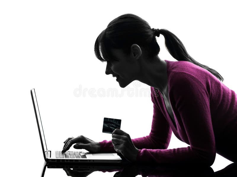 Computer portatile di calcolo della carta di credito della tenuta della donna fotografia stock Computer portatile di calcolo della carta di credito della tenuta della donna fotografia stock