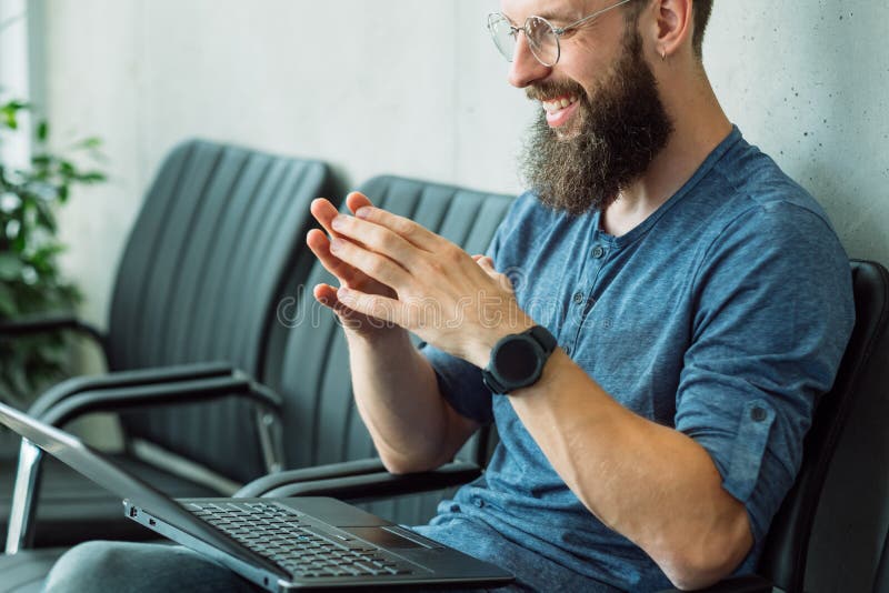 Computer portatile di conversazione del richiedente di ora di intervista di lavoro online immagini stock libere da diritti Computer portatile di conversazione del richiedente di ora di intervista di lavoro online immagini stock libere da diritti