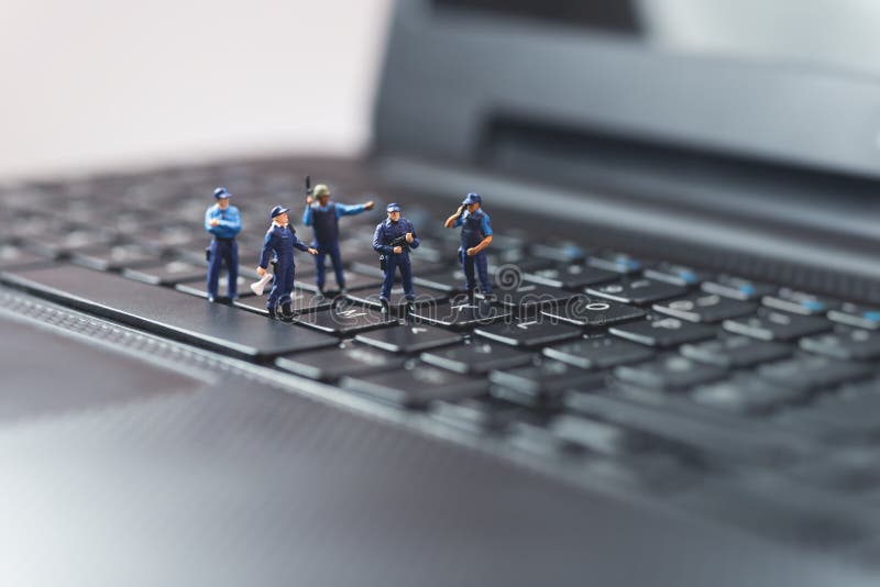 Computer portatile proteggente della squadra miniatura della polizia Concetto di tecnologia immagine stock libera da diritti