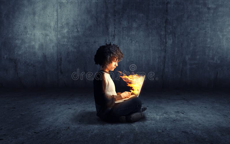 Computer portatile su fuoco fotografia stock libera da diritti Computer portatile su fuoco fotografia stock libera da diritti