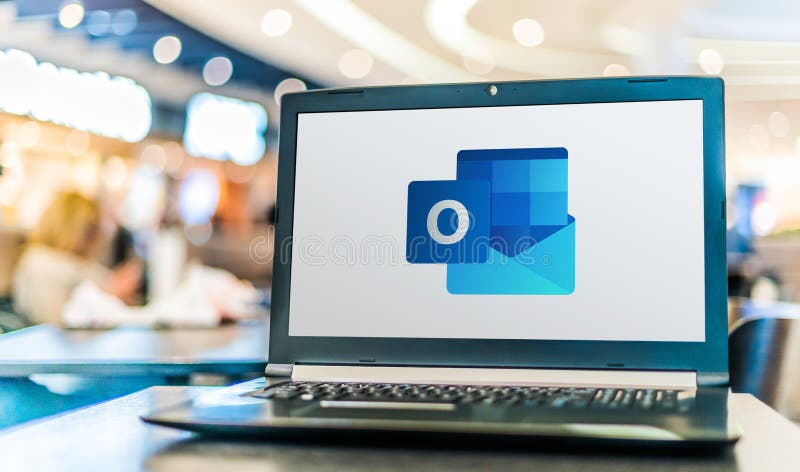 Computer portatile visualizzazione del logo di microsoft outlook fotografia stock libera da diritti