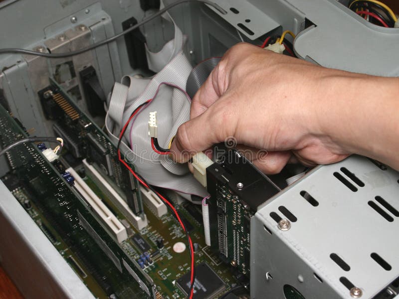 Hand arbeiten über die Festsetzung eines Computers (ziehen der Stecker von der Festplatte)