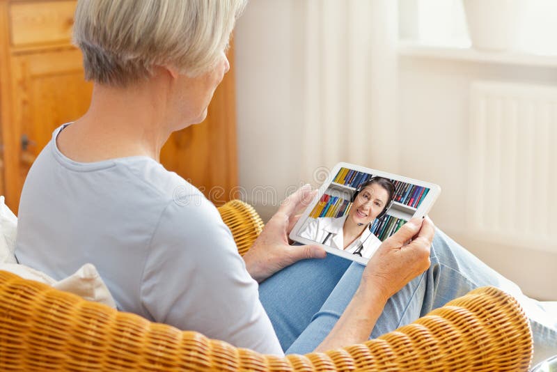 Computer tablet per donna anziana di telemedicina