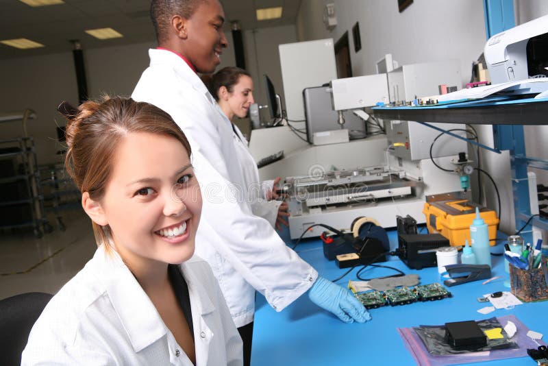 Una squadra di tecnici informatici che lavorano su parti di computer in laboratorio.