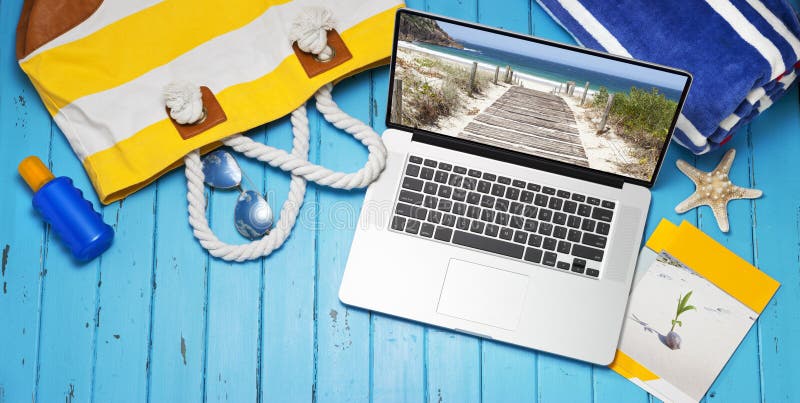 Einem tropischen Strand themed noch Leben banner-hintergrund mit laptop-computer, Broschüren, Handtuch, Strand-Tasche auf einem blau lackierten Holz-hintergrund.