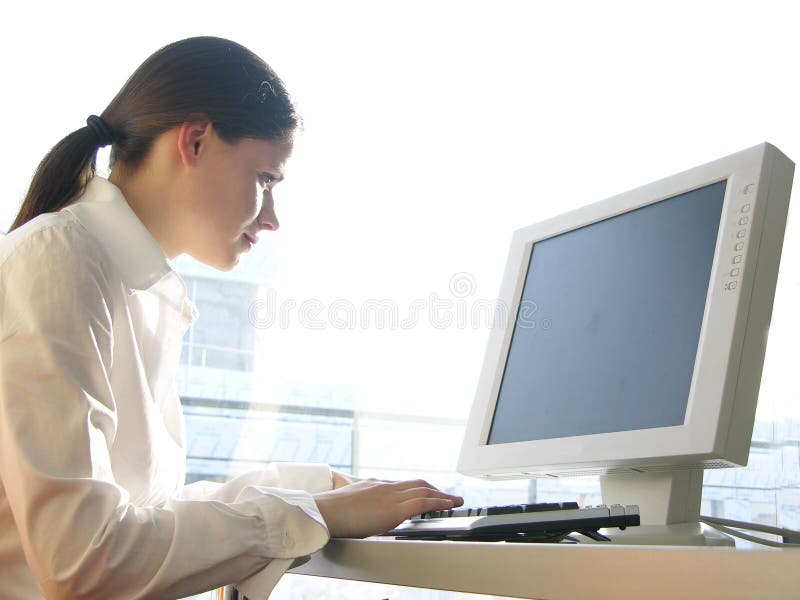 Azienda giovane donna che lavora a un computer con uno schermo TFT.