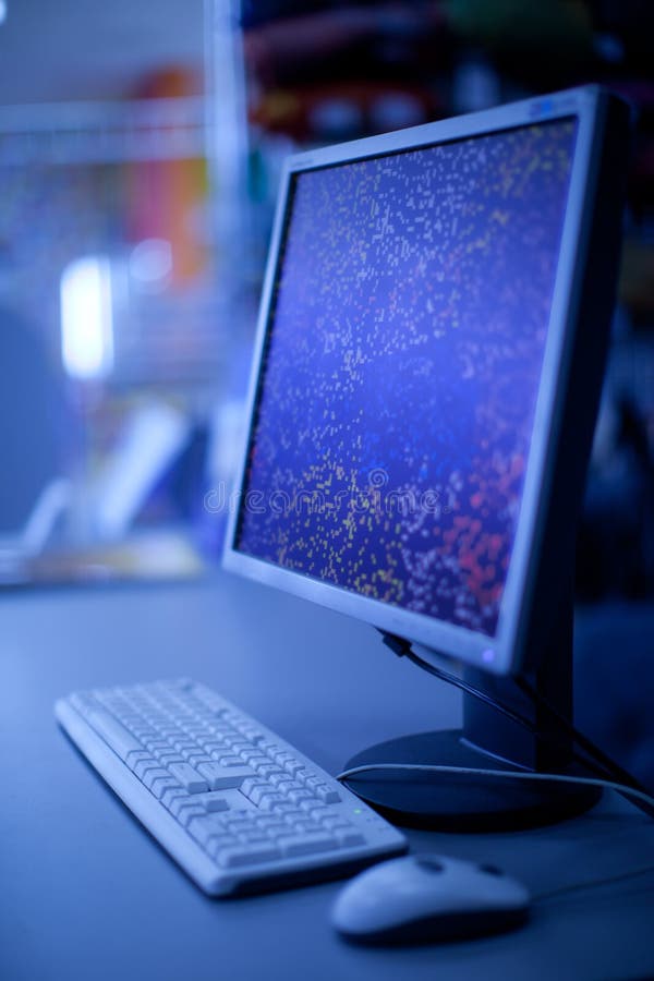 Computerbildschirmanzeige und -tastatur lizenzfreie stockfotografie