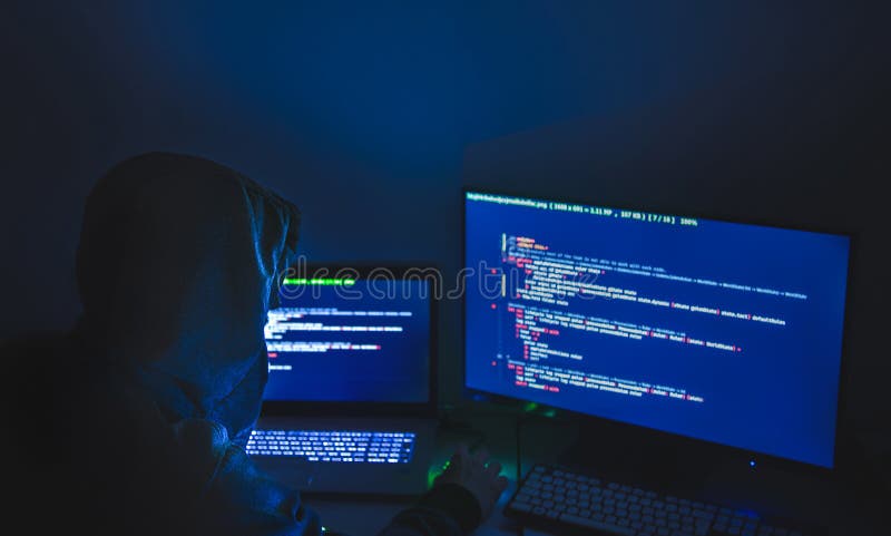 Computerhacker Silhouette des gehobenen Mannes mit Laptop und Monitor für Stehldaten. Konzept der Cyberkriminalität. lizenzfreies stockfoto