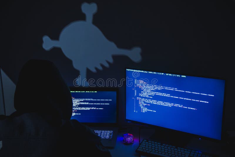 Computerhacker Silhouette des gehobenen Mannes mit Laptop und Monitor für Stehldaten. Konzept der Cyberkriminalität. stockbild