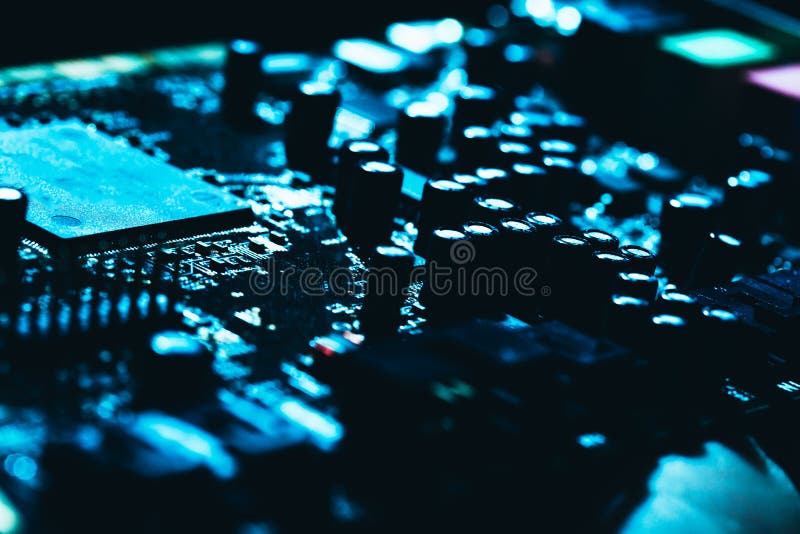 Computermotherboard in blauw donker close-up als achtergrond royalty-vrije stock fotografie Computermotherboard in blauw donker close-up als achtergrond royalty-vrije stock fotografie