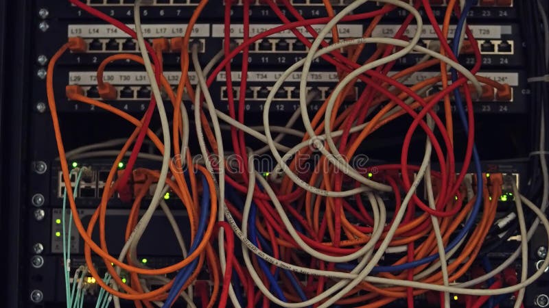 Computernetzwerkausrüstung und Mehrfachstecker und Kabel stockbilder Computernetzwerkausrüstung und Mehrfachstecker und Kabel stockbilder