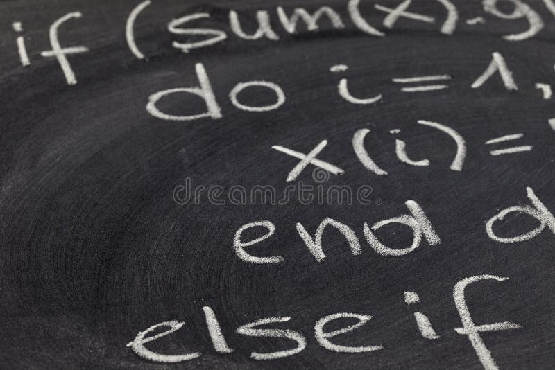 Eine Detailansicht von Computer-Code in Fortran, erklärt mit weißer Kreide an einer Tafel.