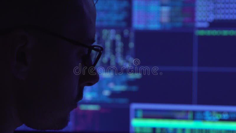 Computerprogrammierer in der Dunkelheit 4K