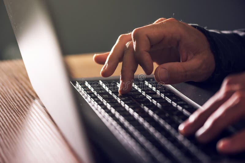 Computerprogrammierer- und Hackerhände, die Laptoptastatur schreiben stockfoto