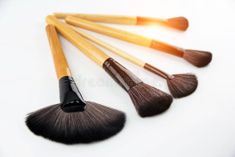 Compõe o grupo de escova posto sobre o fundo branco as várias escovas profissionais dos cosméticos para fazem u fotos de stock Compõe o grupo de escova posto sobre o fundo branco as várias escovas profissionais dos cosméticos para fazem u fotos de stock