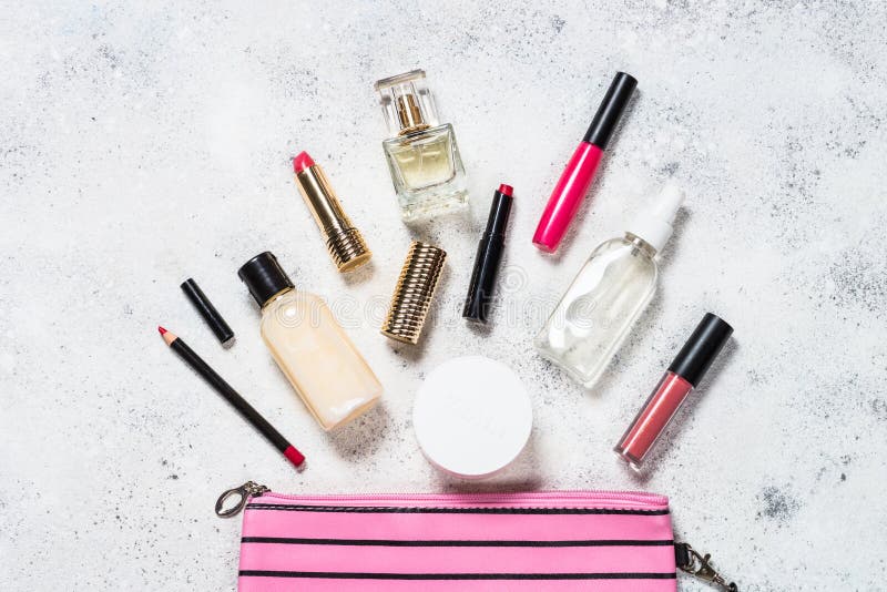 Compõe o saco com os produtos de beleza cosméticos fotografia de stock royalty free Compõe o saco com os produtos de beleza cosméticos fotografia de stock royalty free