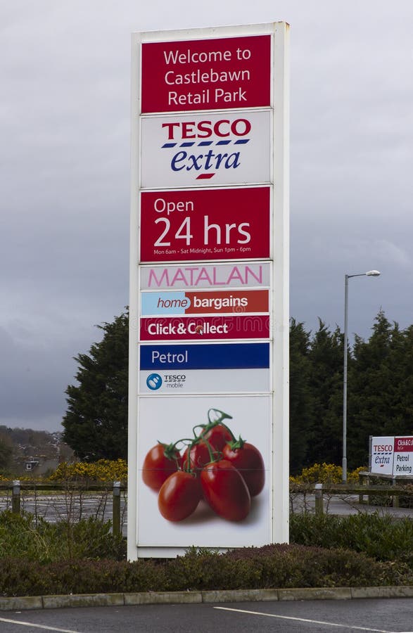Comté vers le bas Irlande de Newtownards Un grand signe de publicité supplémentaire de Tesco à l'entrée au parc moderne de vente photographie stock libre de droits Comté vers le bas Irlande de Newtownards Un grand signe de publicité supplémentaire de Tesco à l'entrée au parc moderne de vente photographie stock libre de droits