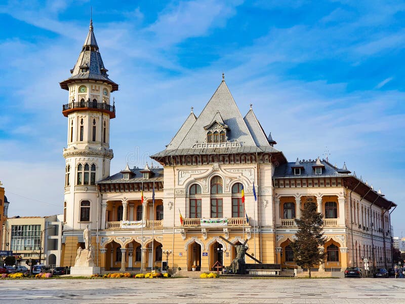 Comune della Romania di buzau. Palazzo comunale nel centro città. immagini stock