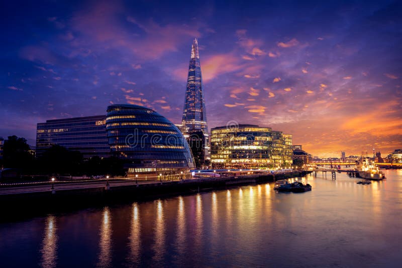 Comune e coccio di tramonto dell'orizzonte di Londra immagine stock libera da diritti