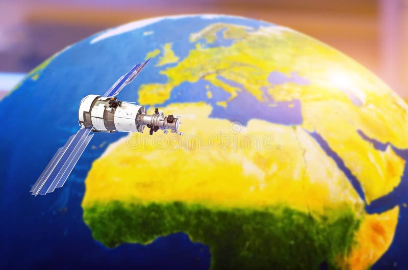 Comunicaciones de seguimiento del satélite en espacio sobre Europa continente libre illustration Comunicaciones de seguimiento del satélite en espacio sobre Europa continente libre illustration