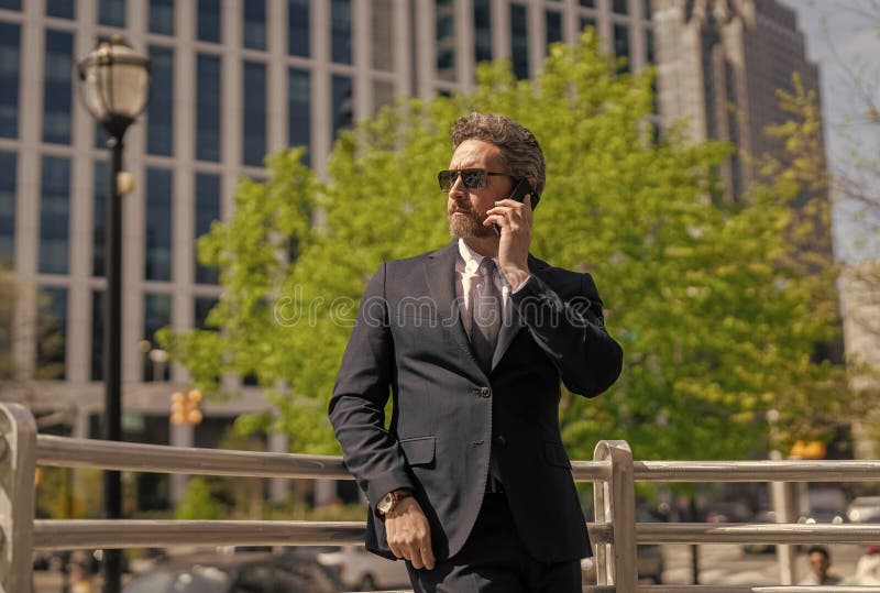 Comunicación comercial. Hombre de negocios con llamada al aire libre. Empresario usando el teléfono. Conversación telefónica de ho imagen de archivo libre de regalías
