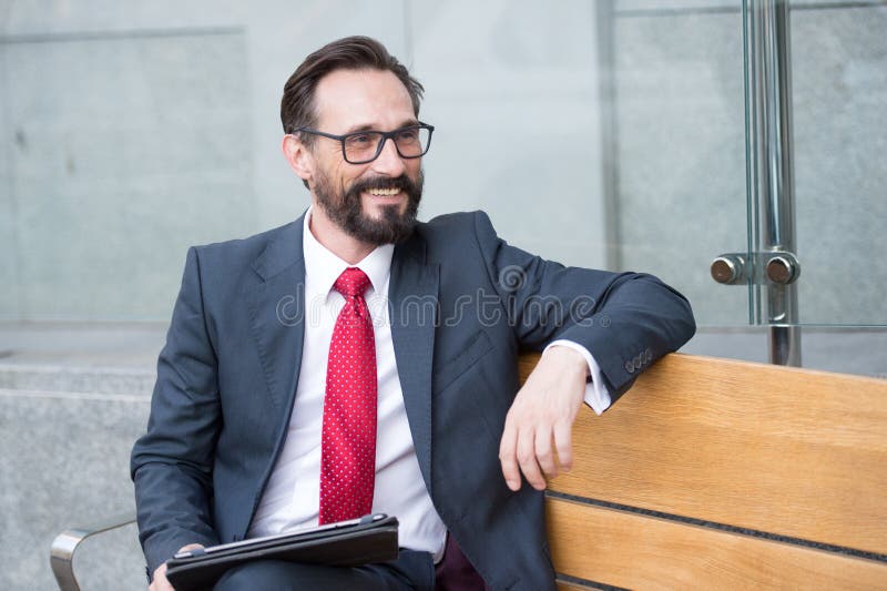 Comunicarea privind tehnologia de agrement pentru întreprinderi și conceptul de persoane cu tabletă pe banca de stradă a orașului. royalty free stock photo