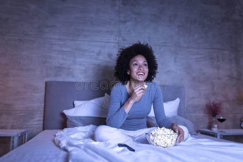 Comédie de observation de femme à la TV photo stock Comédie de observation de femme à la TV photo stock