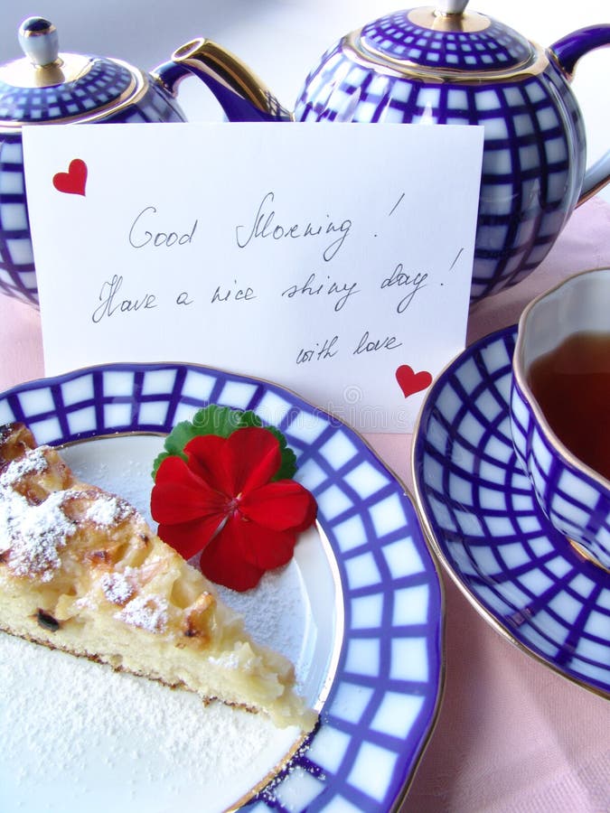 Con amore prima colazione servita fotografie stock libere da diritti Con amore prima colazione servita fotografie stock libere da diritti