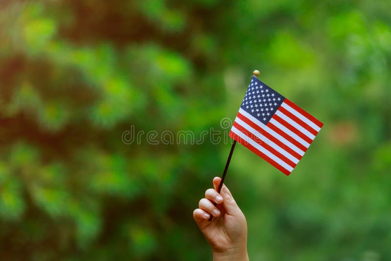 con la bandera americana en su Día de la Independencia de la mano, concepto del día de la bandera imagenes de archivo con la bandera americana en su Día de la Independencia de la mano, concepto del día de la bandera imagenes de archivo