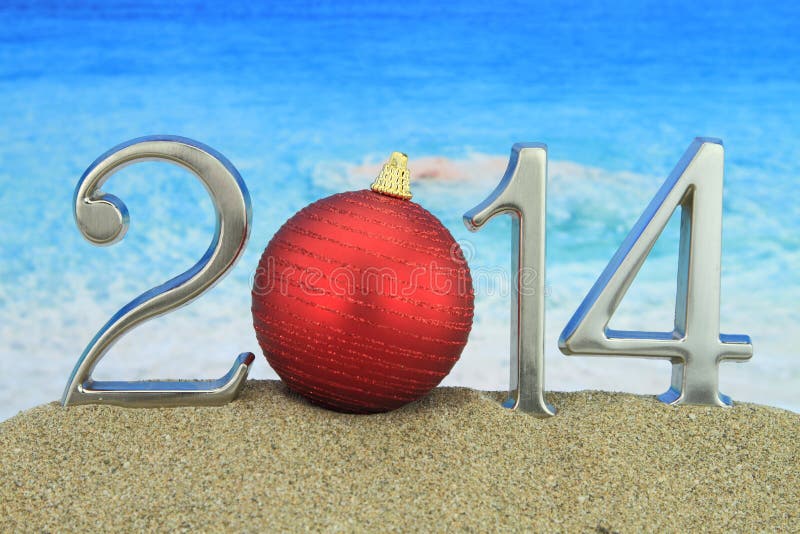 2014 con la bola de la Navidad en la playa fotos de archivo libres de regalías 2014 con la bola de la Navidad en la playa fotos de archivo libres de regalías