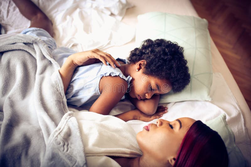 Con la mamma è più bello fotografie stock Con la mamma è più bello fotografie stock