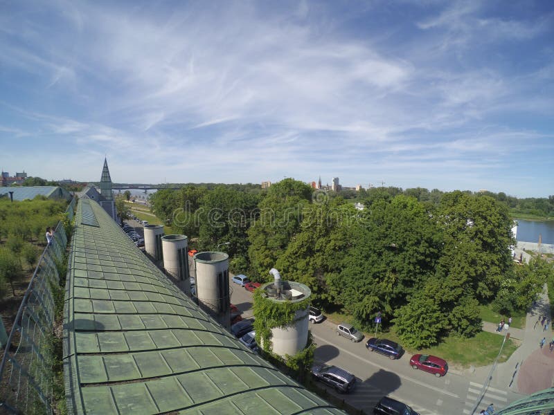 Con la opinión del tejado al río y al camino en un día de verano soleado árboles en el verde, detrás de la ciudad foto de archivo Con la opinión del tejado al río y al camino en un día de verano soleado árboles en el verde, detrás de la ciudad foto de archivo